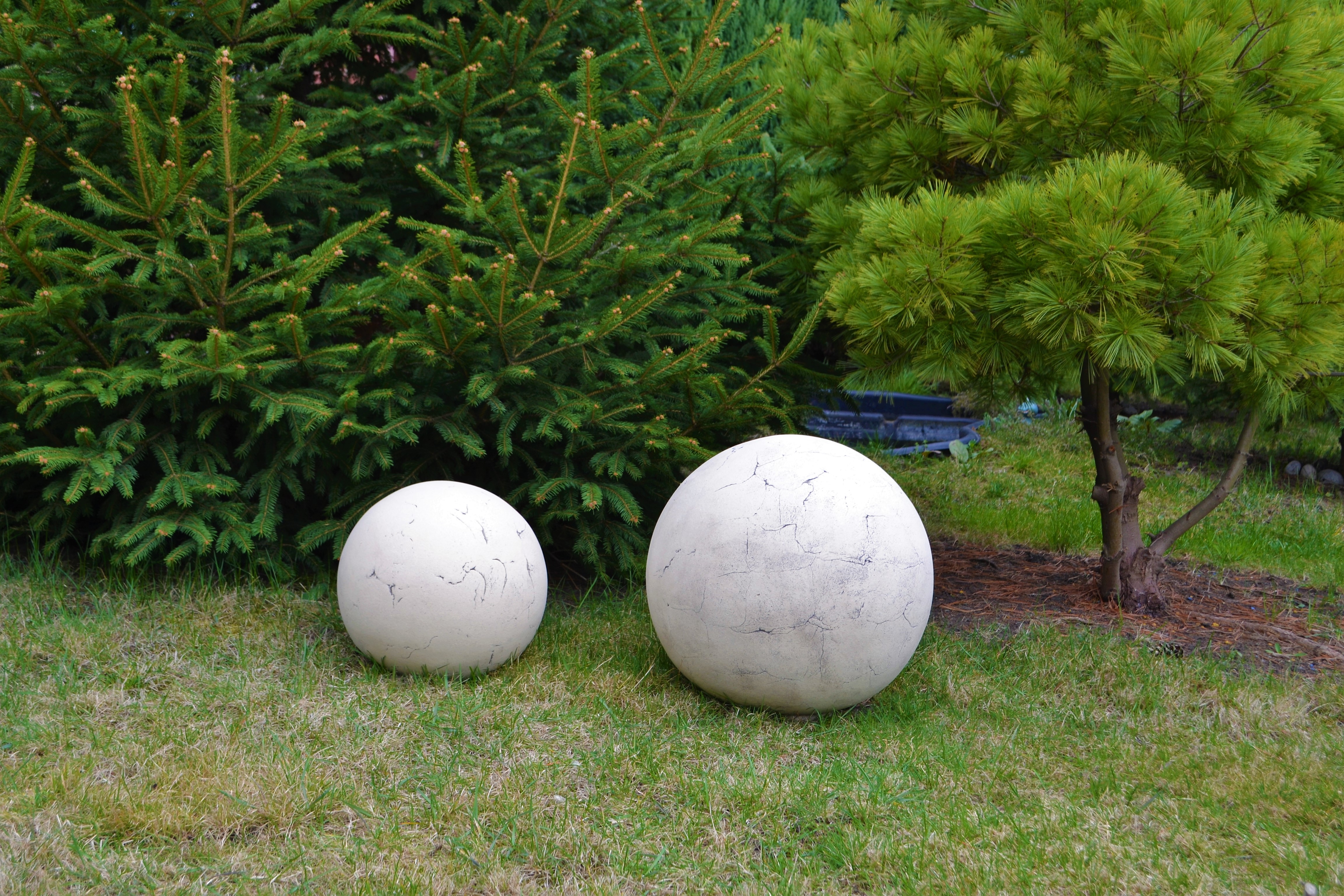 Правильная форма шара. Декоративные шары для сада. Декоративный шар для сада. Бетонные шары для сада. Шары в ландшафте.