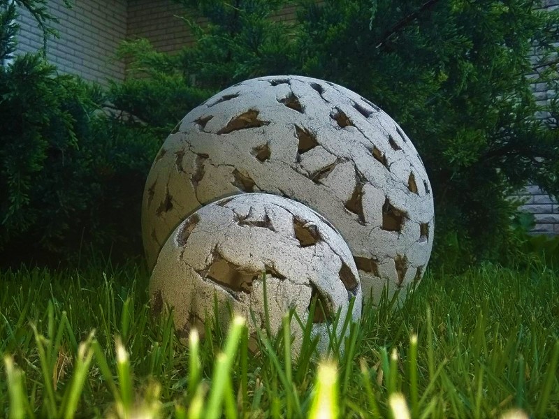Сделать круглый шар. Декоративный шар для сада. Декоративные шары для ландшафта. Глиняные шары для сада. Керамический шар для сада.
